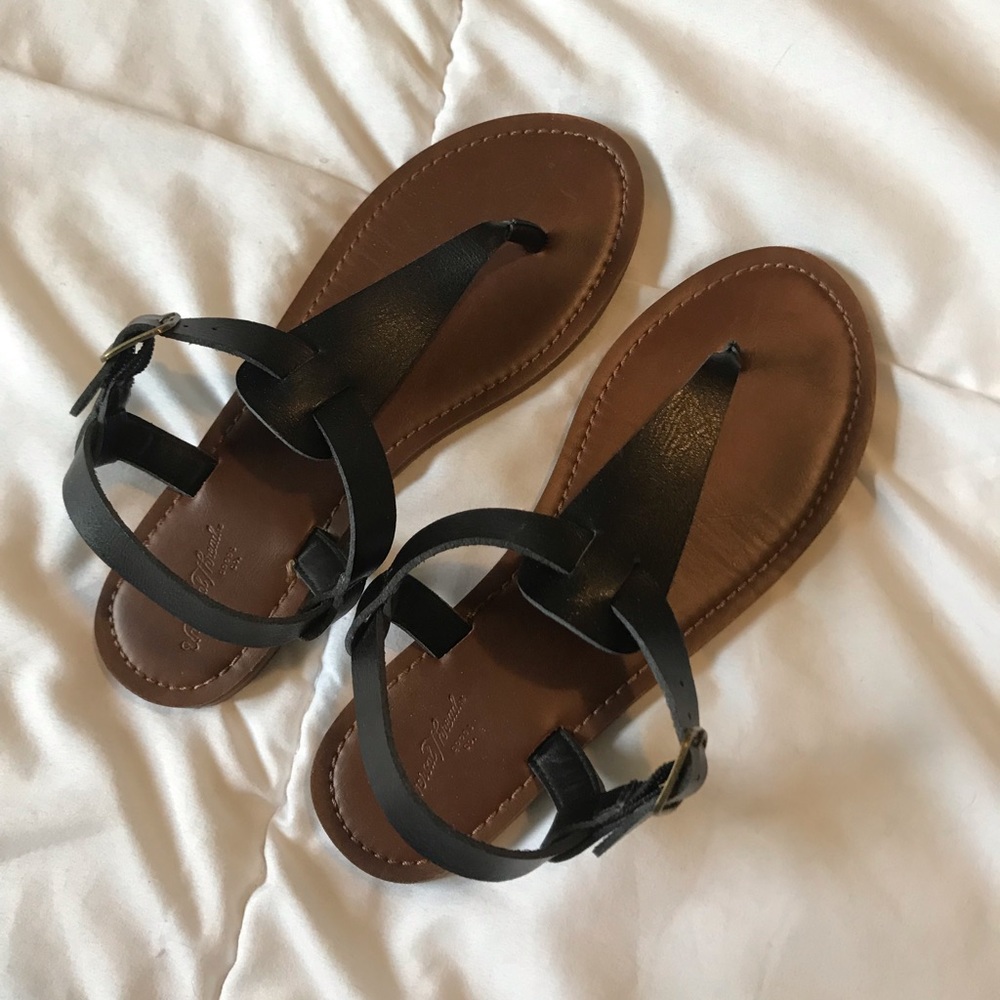 Black sandals thong strap flat faux leather brown